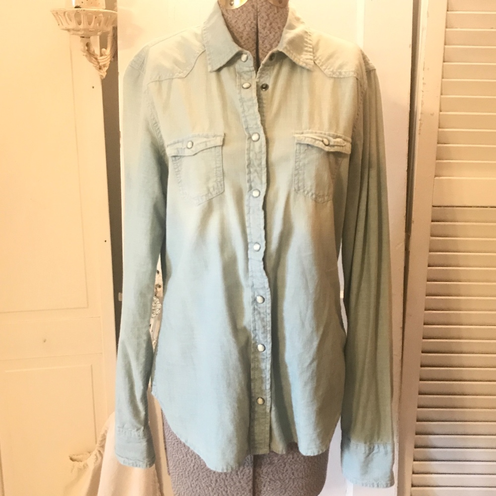 American Eagle light blue chambray denim top M